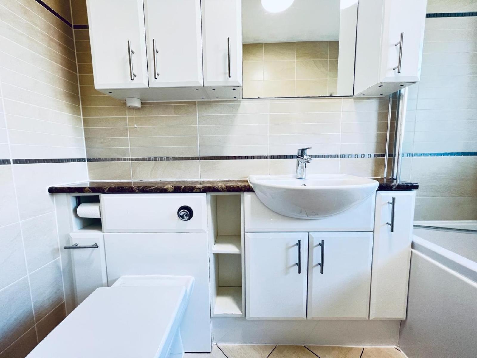 Rooms In Stylish House ミルトン・ケインズ エクステリア 写真