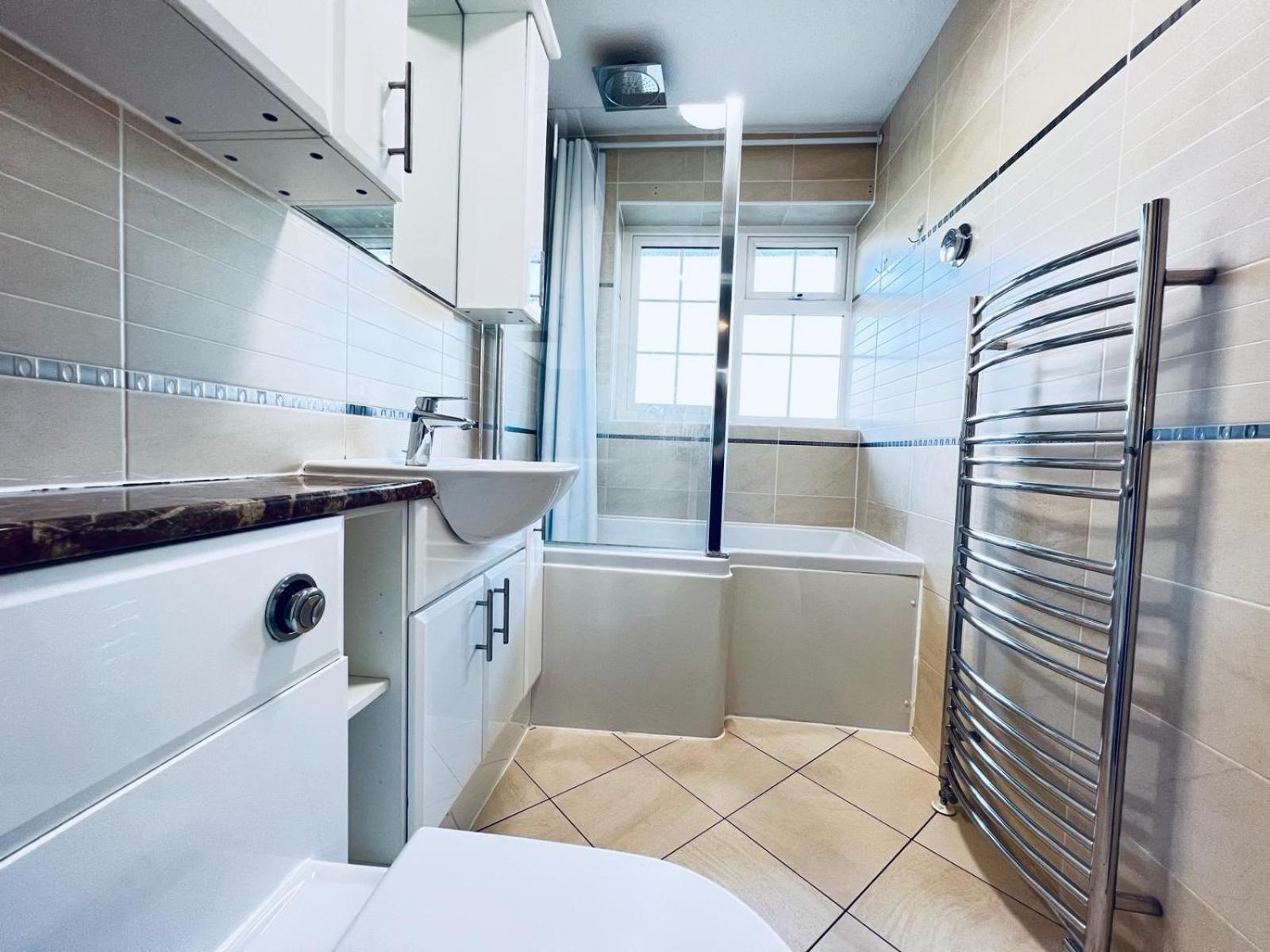 Rooms In Stylish House ミルトン・ケインズ エクステリア 写真